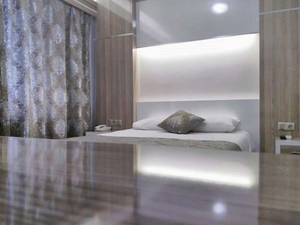 Standard Double or Twin Room | Minibar, desk, soundproofing, free WiFi
