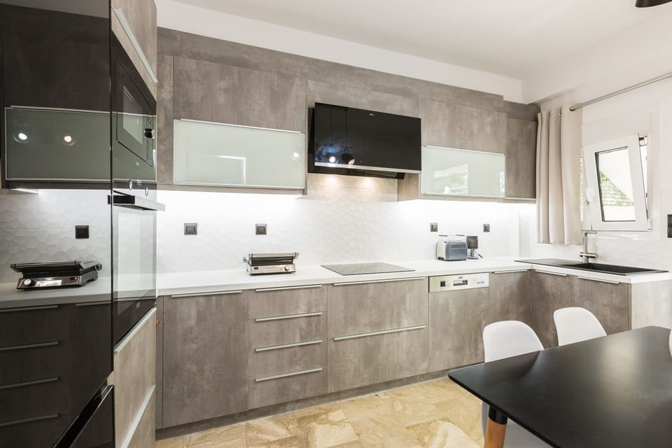 Comfort Apartment | Private kitchen | Fridge, stovetop