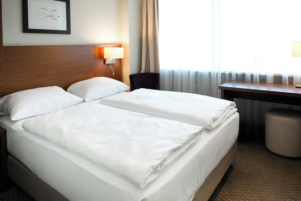 Standard Queen Room | Premium bedding, in-room safe, desk, blackout drapes