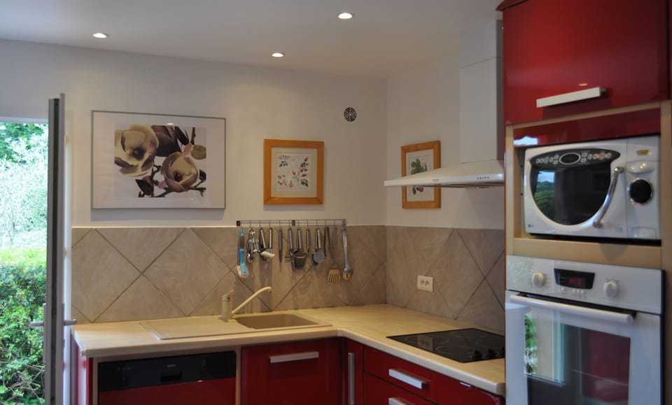 Cottage (Les Oliviers) | Private kitchen | Espresso maker, coffee/tea maker, electric kettle