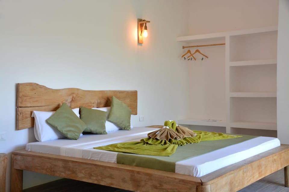 Laptop workspace, free WiFi, bed sheets