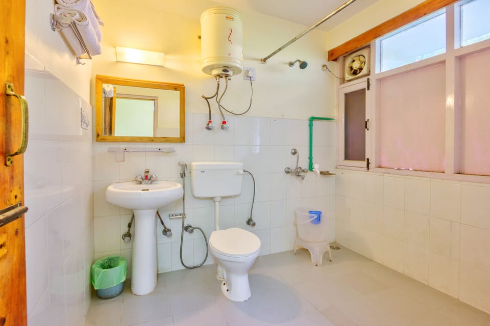 Executive Room | Bathroom | Combined shower/tub, towels