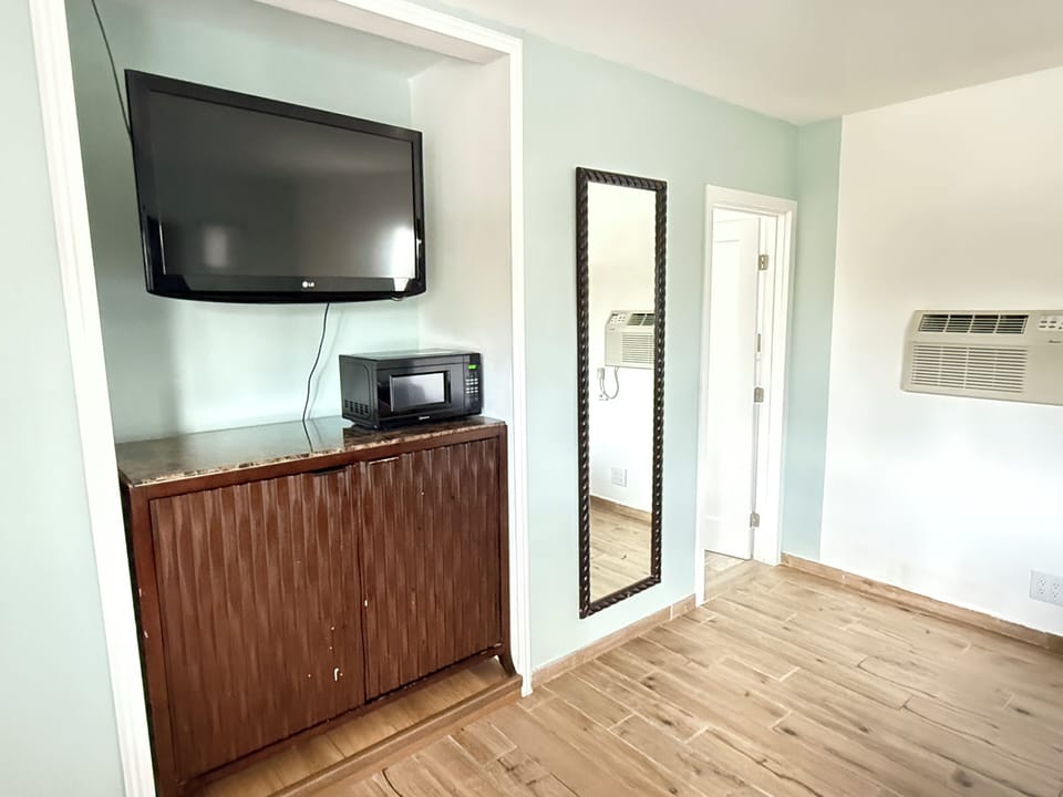 Deluxe Room, 1 King Bed with Microwave and Refrigerator | Iron/ironing board (on request), WiFi (free), bed sheets