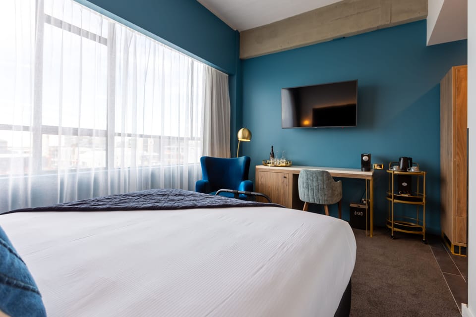 Standard King Room | In-room safe, desk, laptop workspace, soundproofing