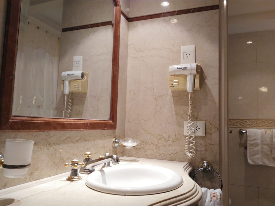 Bathroom sink