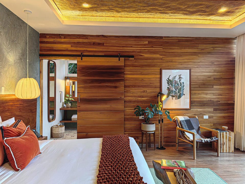 Quetzal Suite | Hypo-allergenic bedding, in-room safe, individually decorated