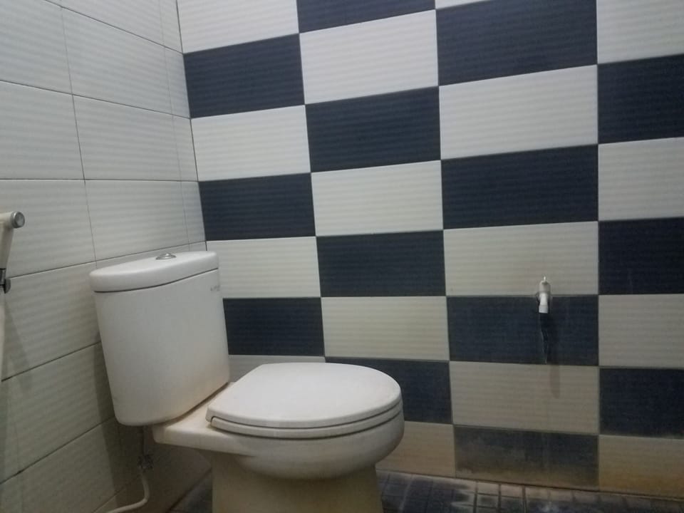 Shower, free toiletries, towels