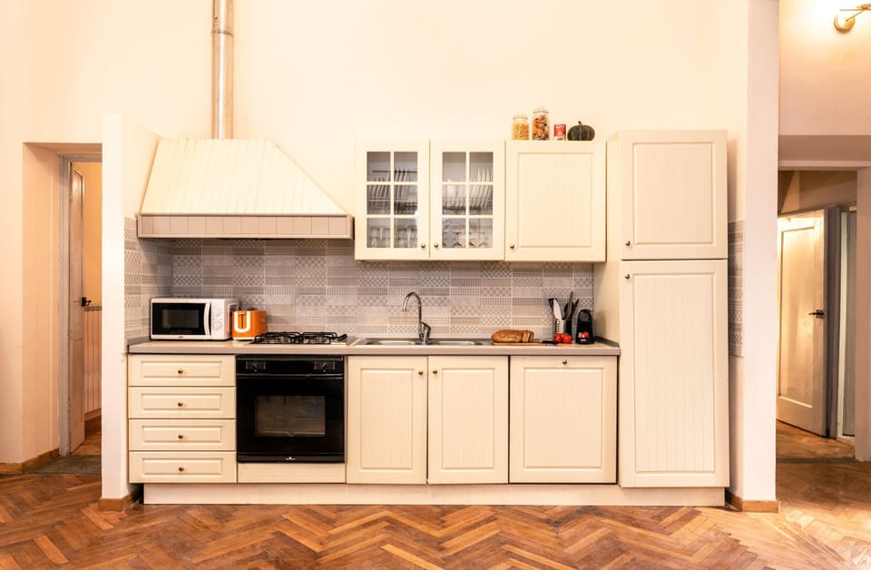 Apartment, 3 Bedrooms | Private kitchen | Full-size fridge, microwave, oven, stovetop