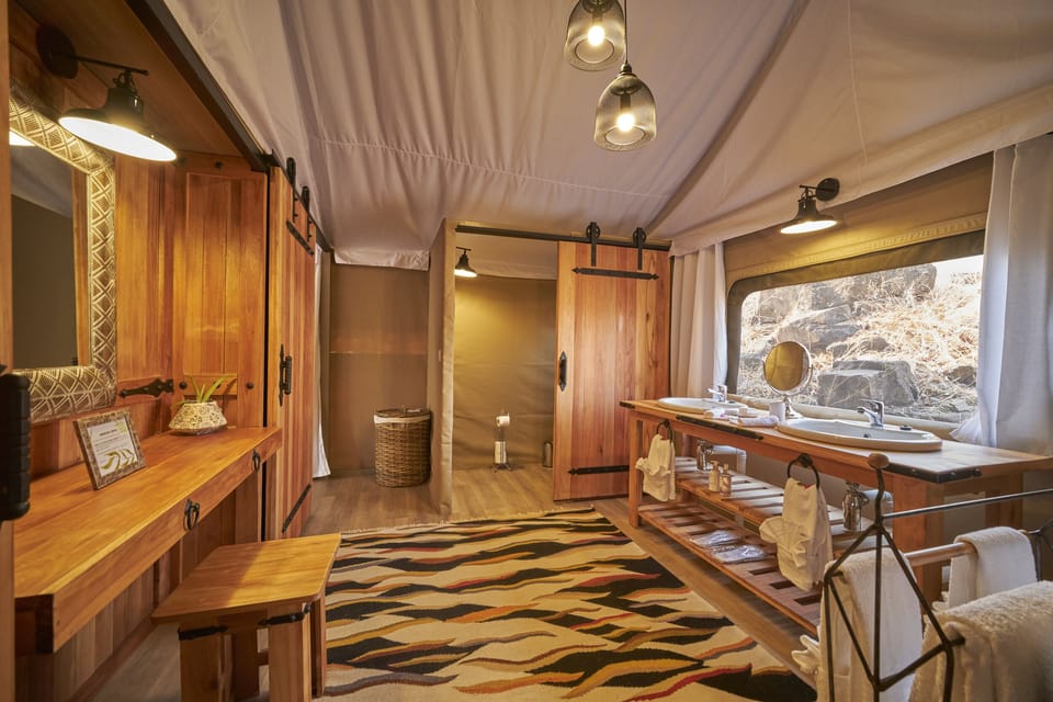 Luxury Tent | Bathroom | Free toiletries, towels, soap, shampoo