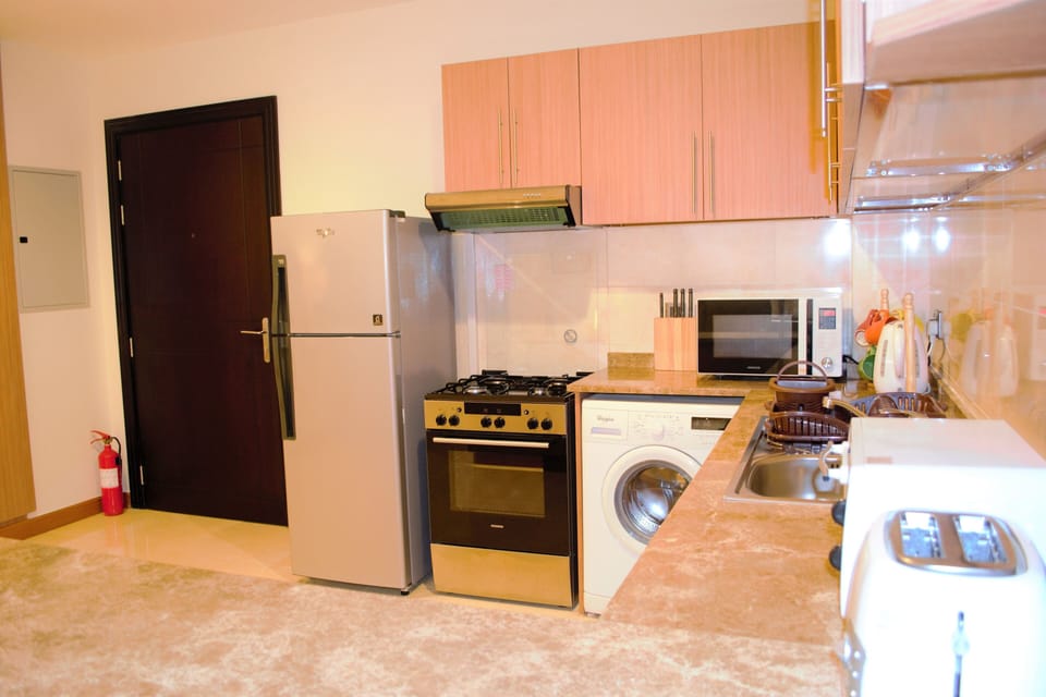 Apartment (Murad) | Private kitchenette | Full-size fridge, microwave, oven, stovetop
