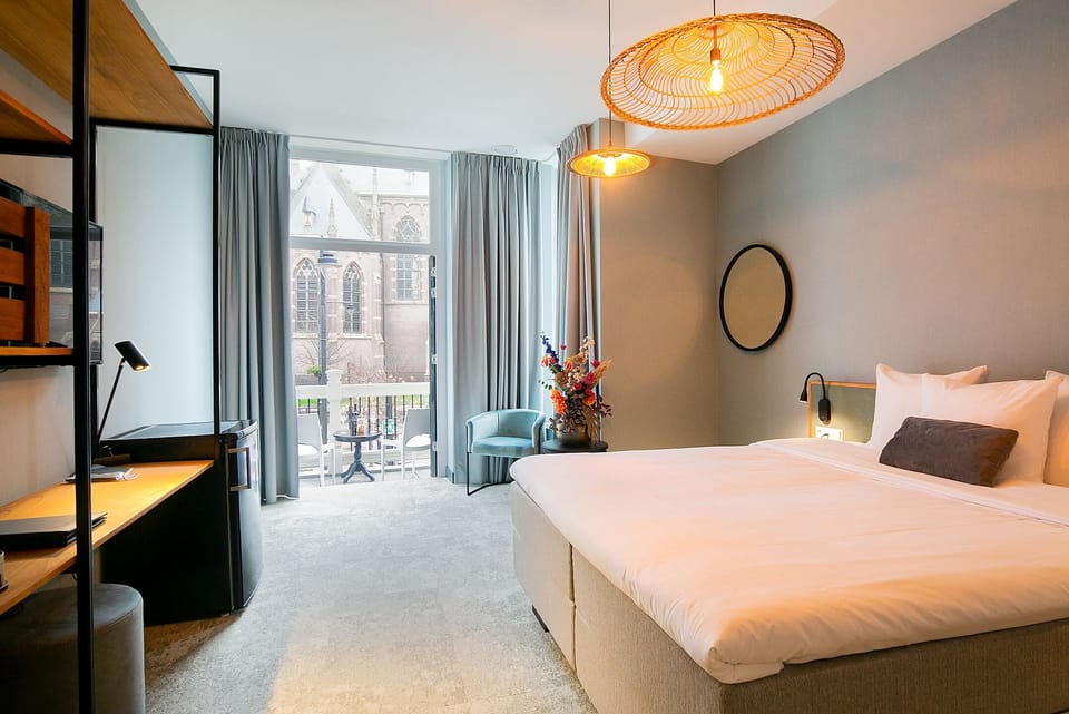 Superior Room, Balcony | Premium bedding, in-room safe, desk, laptop workspace
