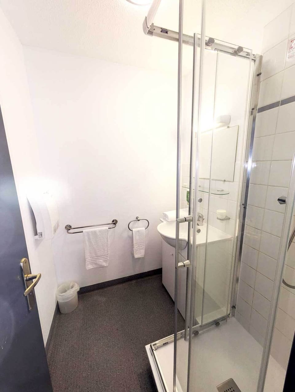 Triple Room | Desk, free WiFi, bed sheets, wheelchair access