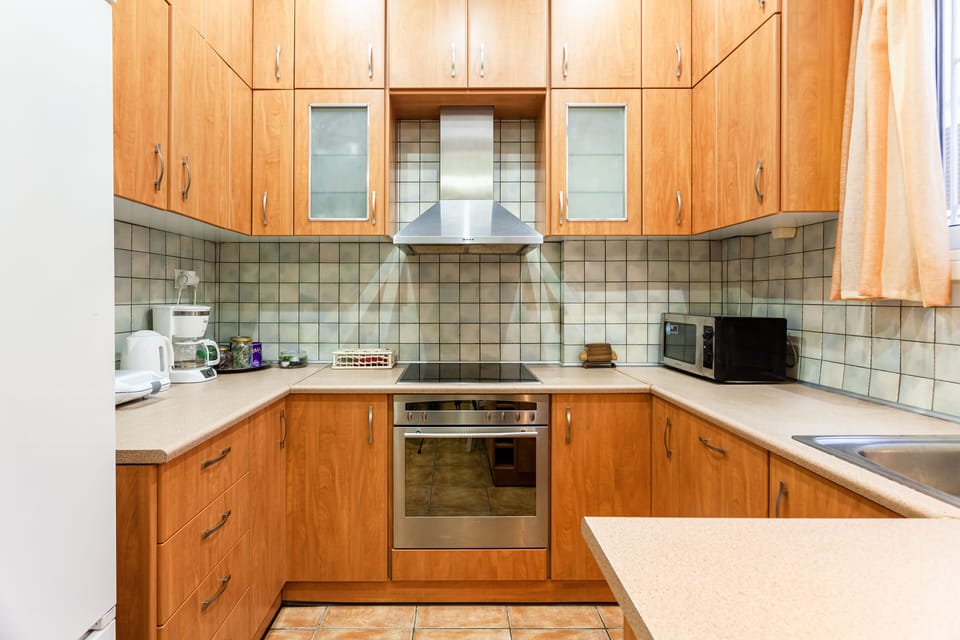 Full-size fridge, microwave, oven, stovetop