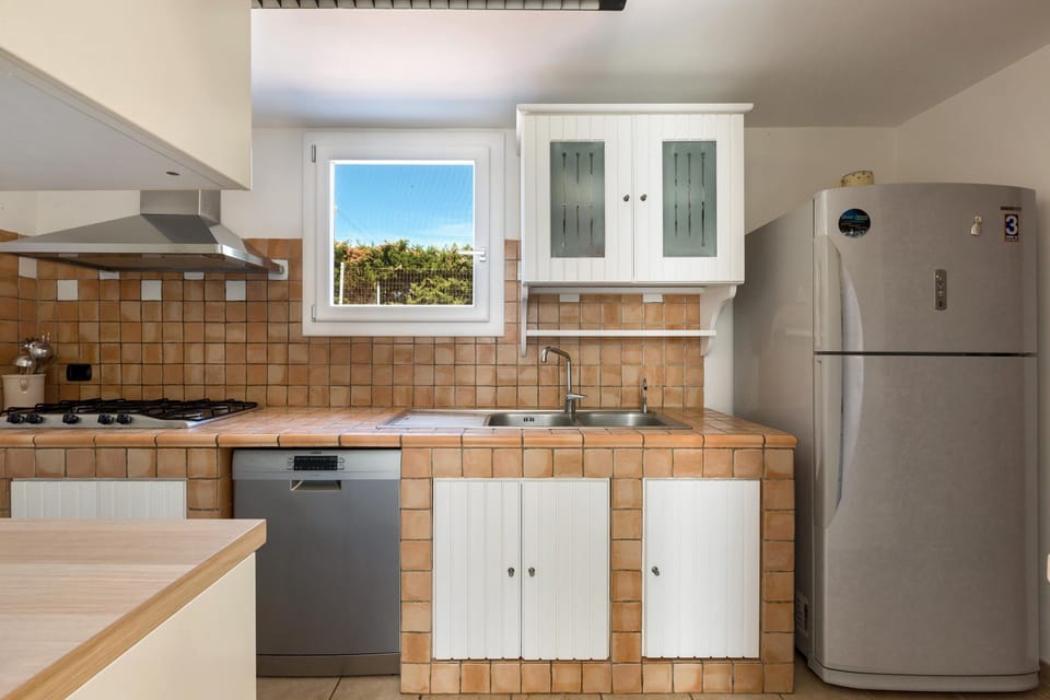 Comfort House, 5 Bedrooms | Private kitchen | Full-size fridge, oven, stovetop, dishwasher