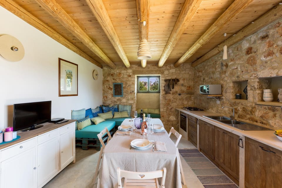 Comfort House, 5 Bedrooms | In-room dining