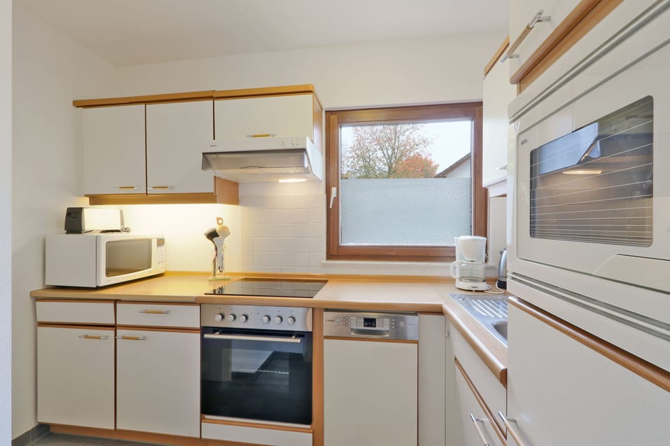 House, 5 Bedrooms | Private kitchen | Full-size fridge, microwave, oven, stovetop