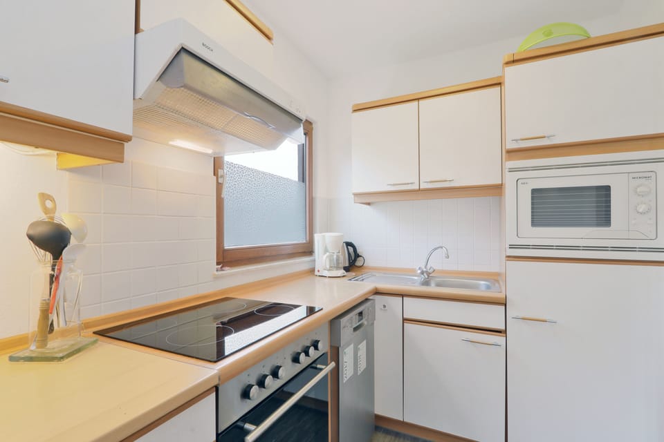 House, 5 Bedrooms | Private kitchen | Full-size fridge, microwave, oven, stovetop