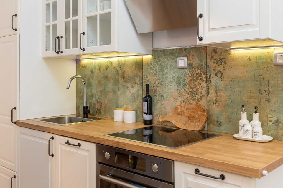 Apartment (Apartment) | Private kitchen | Full-size fridge, electric kettle, spices, cleaning supplies