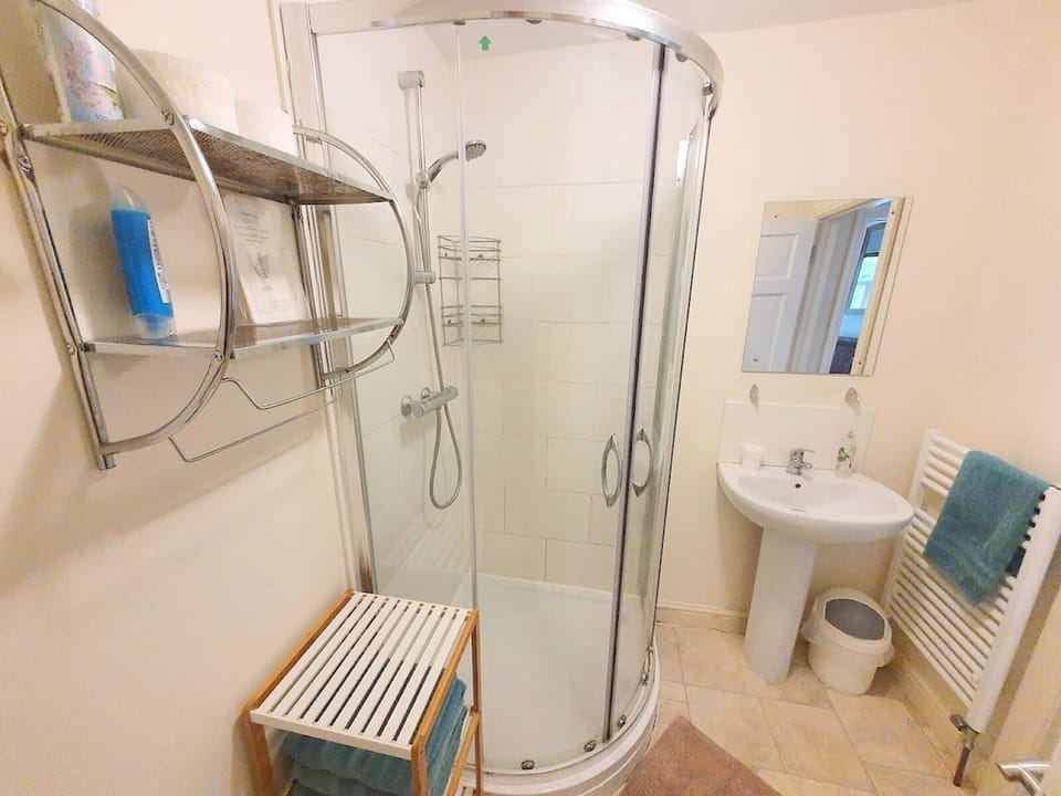 2-bed Flat With Superfast Wi-fi DW Lettings 29br Apartment in Sittingbourne