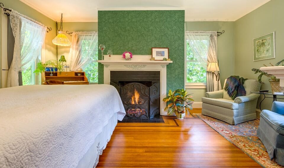 North Superior Room, 1 Queen Bed, Garden View | Premium bedding, laptop workspace, iron/ironing board, WiFi (free)
