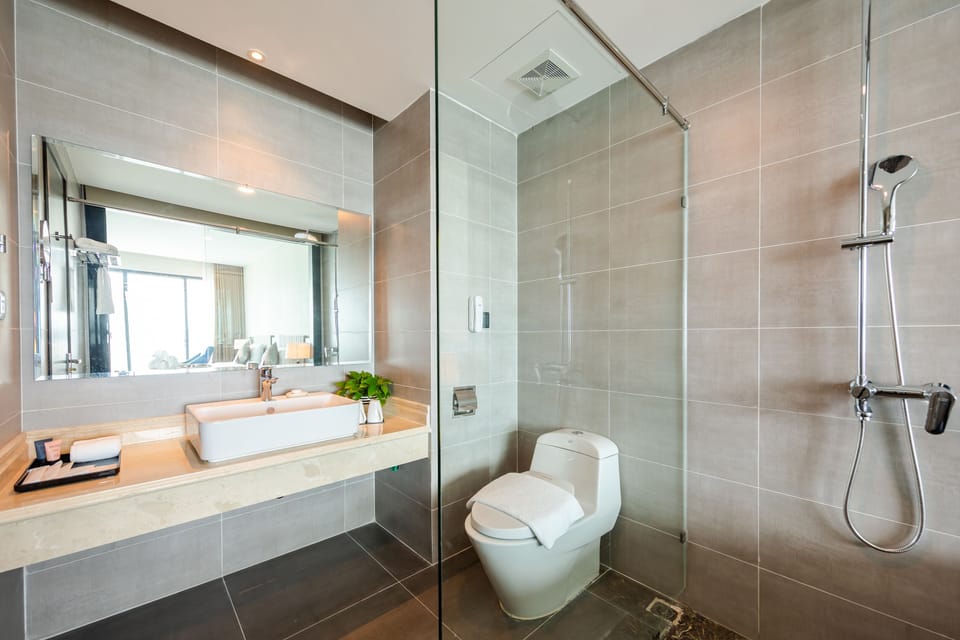 Premium Twin Room | Bathroom | Combined shower/tub, rainfall showerhead, designer toiletries