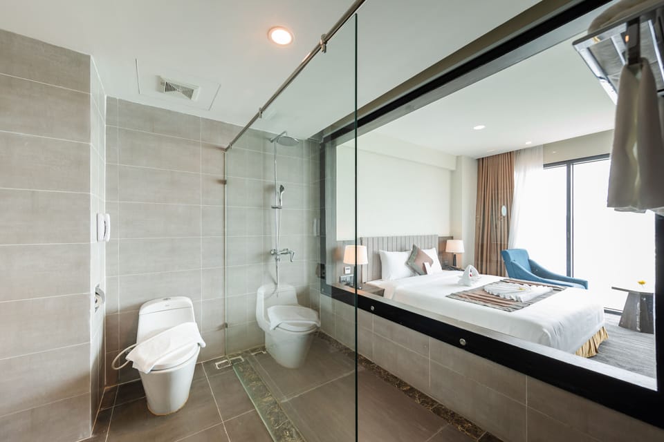 Combined shower/tub, rainfall showerhead, designer toiletries