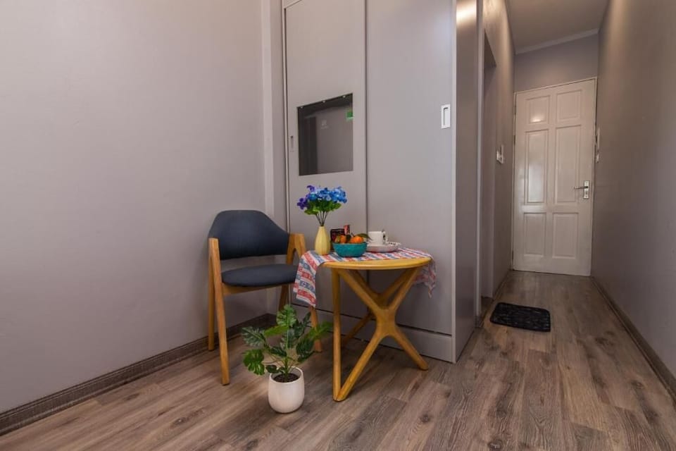Single Room | Living room | Flat-screen TV