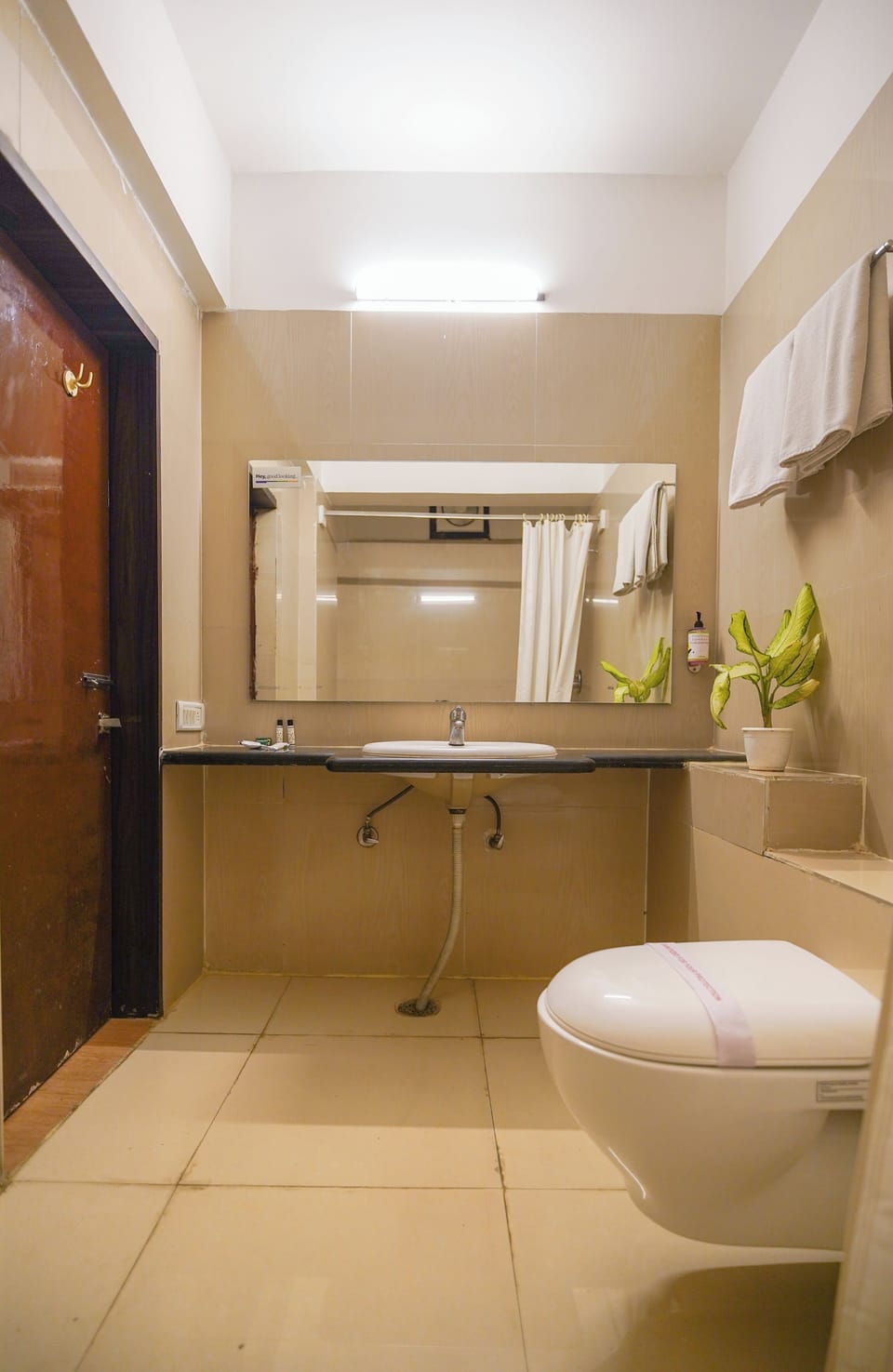 Executive Room | Bathroom | Shower, hydromassage showerhead, slippers, towels