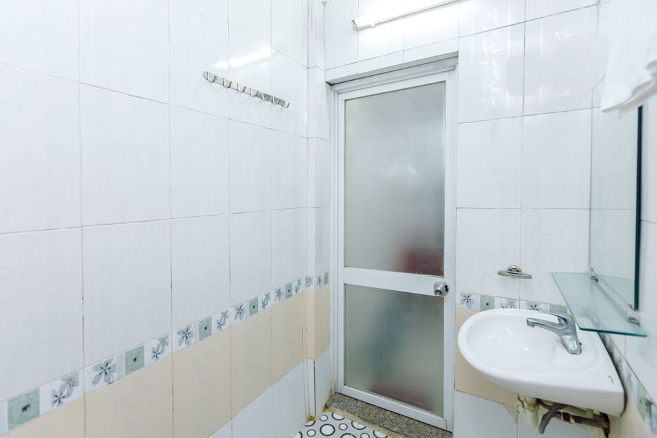 Spot on Standard Twin | Bathroom | Shower, free toiletries, towels, soap