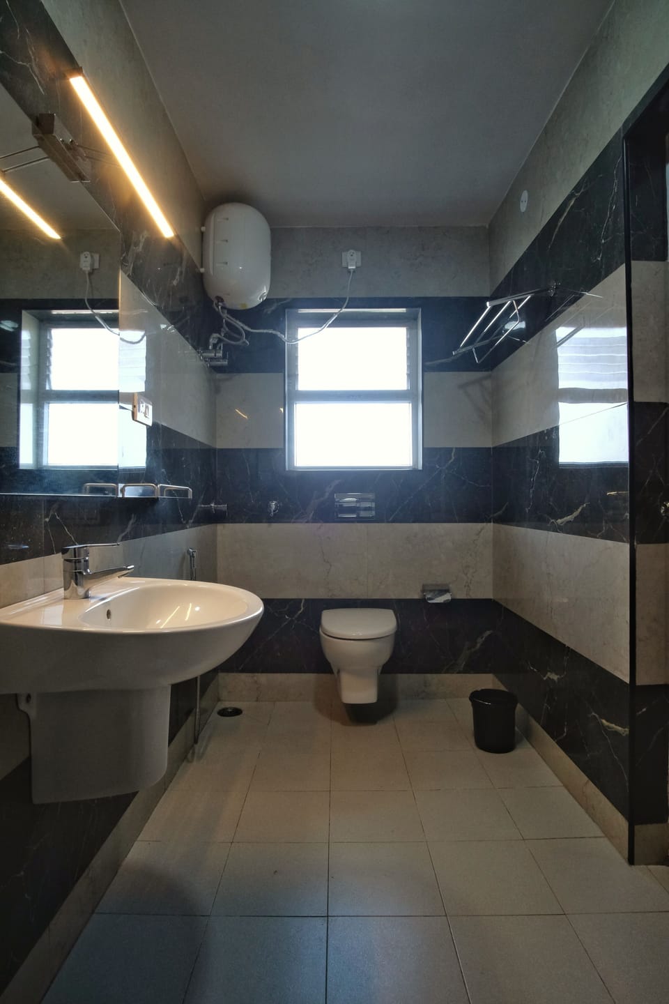 Deluxe Double Room | Bathroom | Shower, hydromassage showerhead, free toiletries, towels