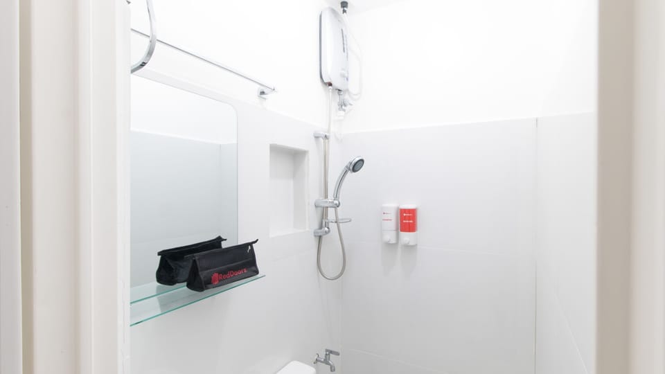 Shower, free toiletries, towels