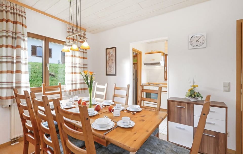 House, 5 Bedrooms | In-room dining
