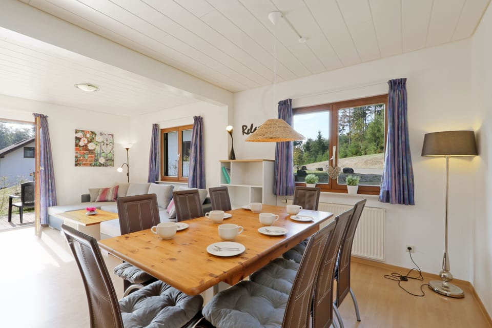 House, 5 Bedrooms | In-room dining