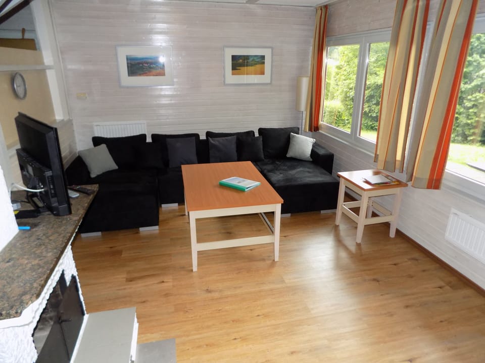 House, 3 Bedrooms | Living room | 40-inch flat-screen TV with satellite channels, LCD TV, fireplace