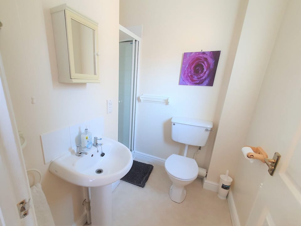 2-bedroom House Near Town With Superfast Wi-fi House in Sittingbourne