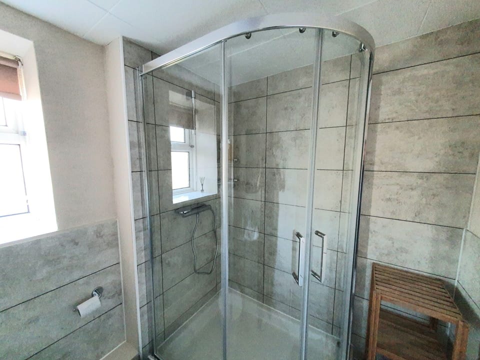 2-bed Flat With Superfast Wi-fi DW Lettings 9WW Apartment in Sittingbourne