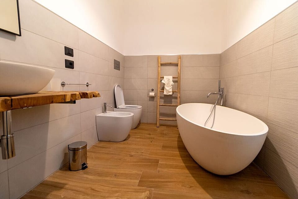 Suite (Gammazita) | Bathroom | Bathtub, free toiletries, hair dryer, bidet