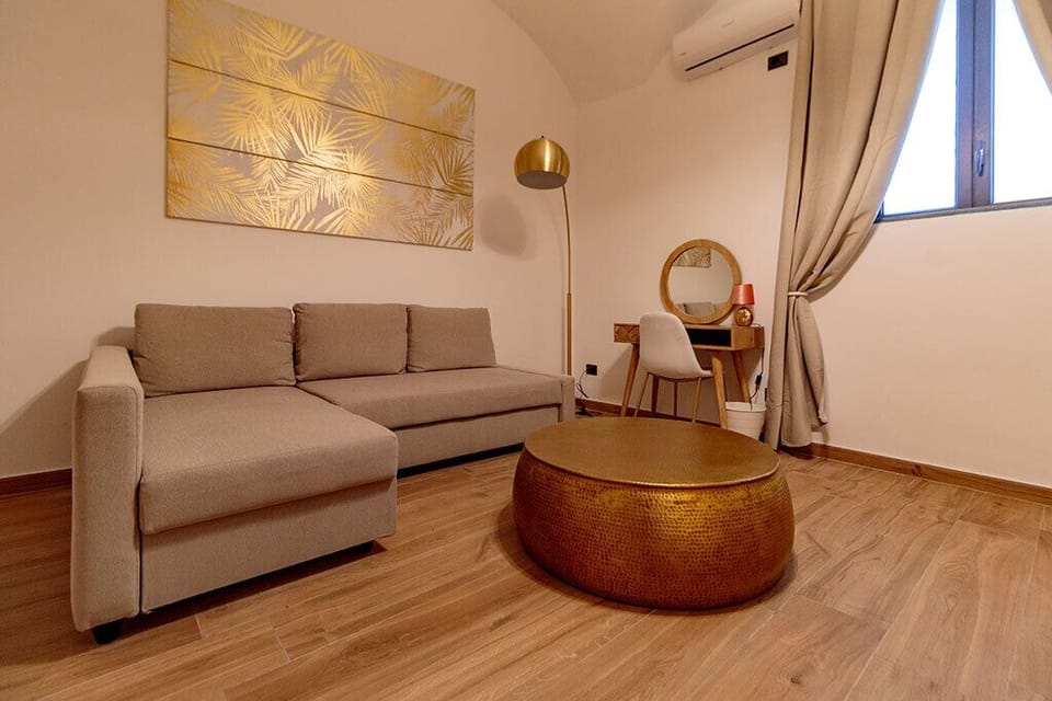 Suite (Gammazita) | Down comforters, desk, free WiFi, bed sheets