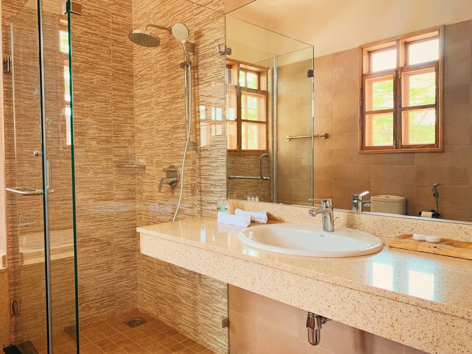 Combined shower/tub, rainfall showerhead, free toiletries, hair dryer