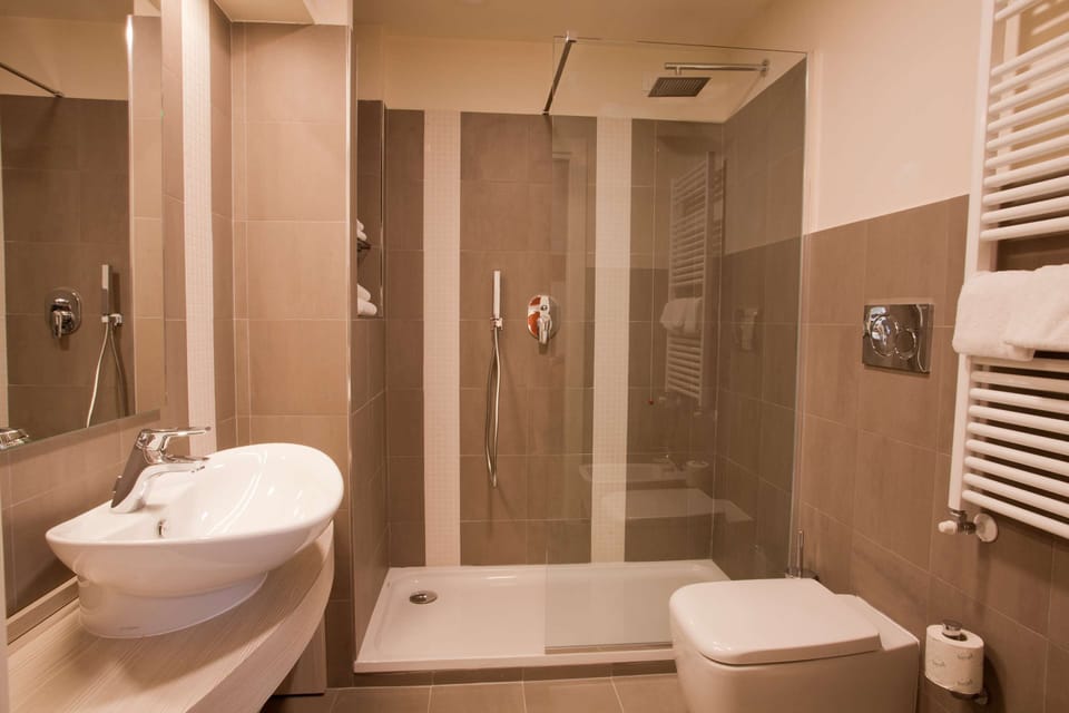 Shower, rainfall showerhead, free toiletries, hair dryer