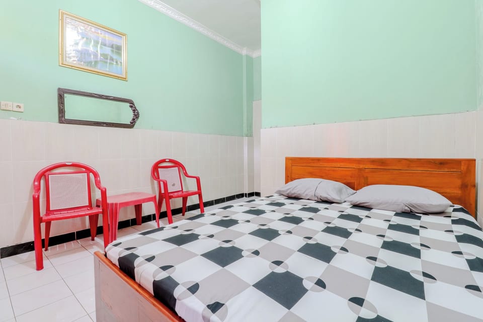 Standard Double Room | Desk, bed sheets