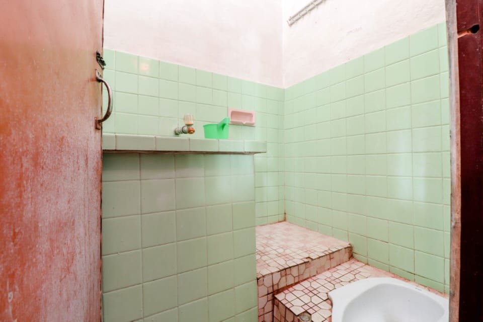 Double Room | Bathroom | Shower, free toiletries, towels
