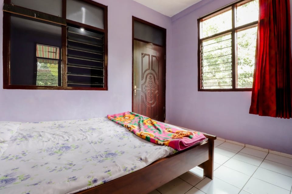 Family Room | Desk, free WiFi, bed sheets