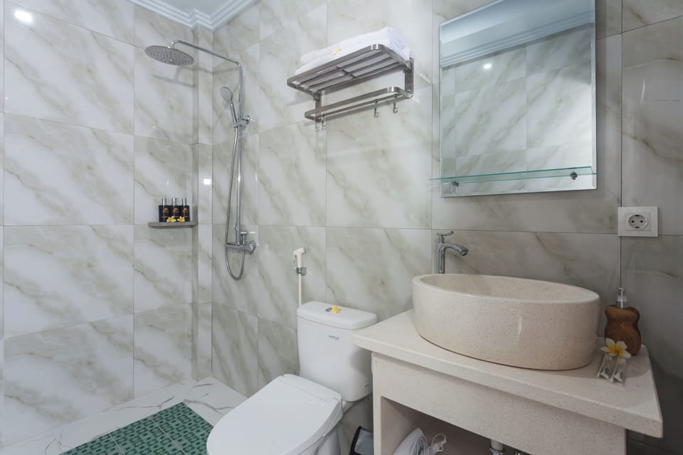 Suite with Ocean View | Bathroom | Shower, rainfall showerhead, free toiletries, towels