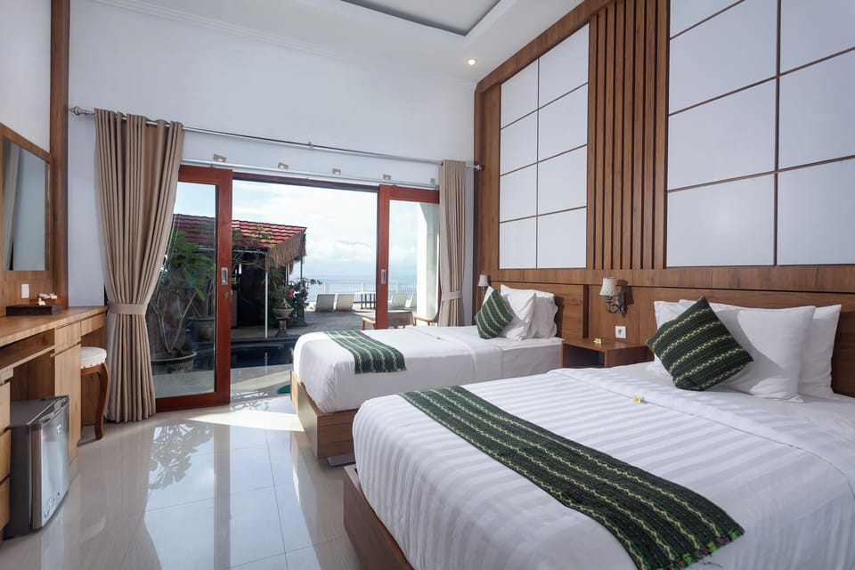 Deluxe Twin Room | Minibar, desk, bed sheets