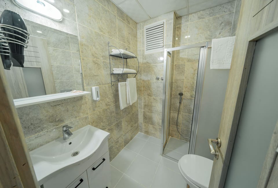 Shower, rainfall showerhead, free toiletries, hair dryer