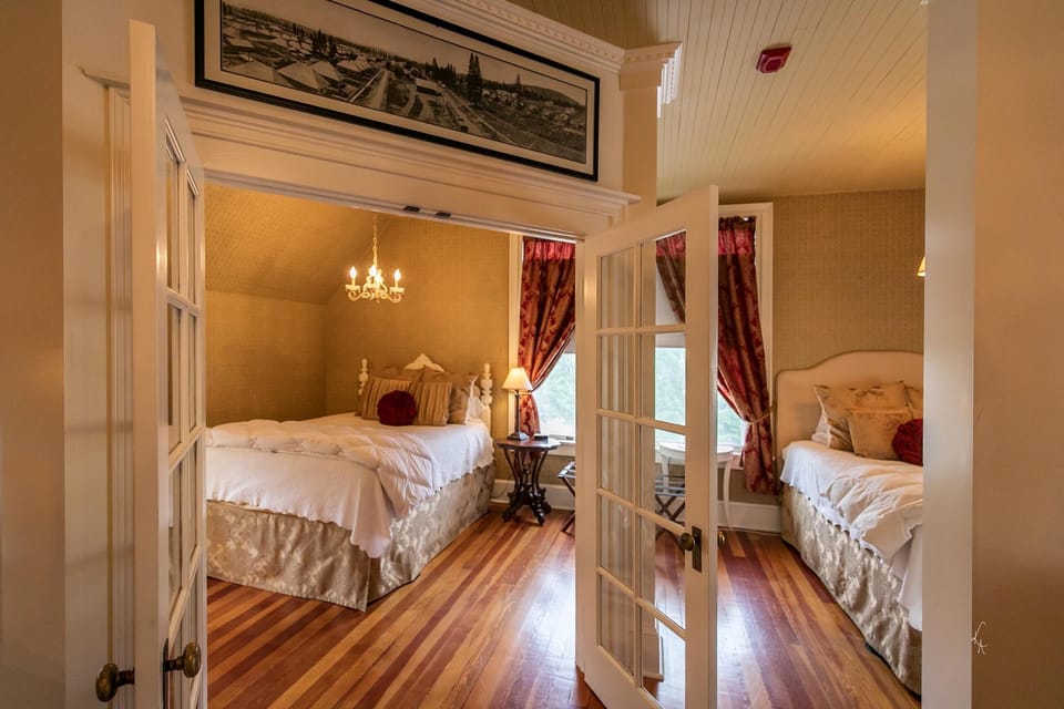 Mother McCloud Suite | WiFi (free), individually furnished, bed sheets