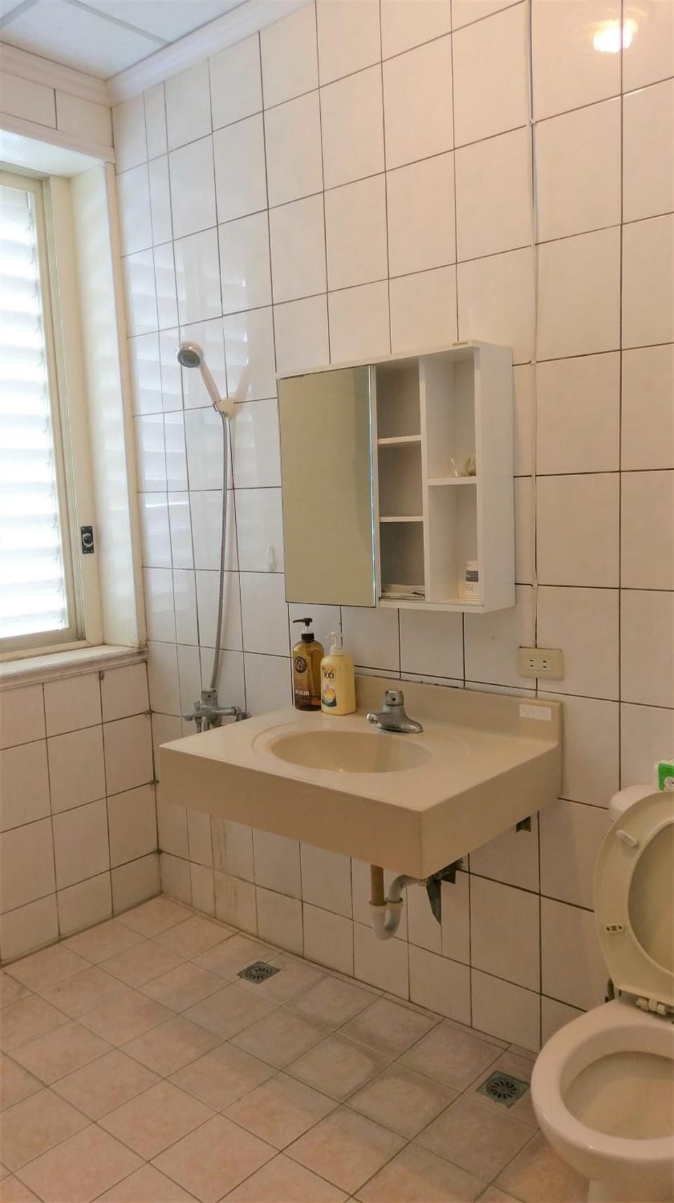 Shower, rainfall showerhead, free toiletries, hair dryer