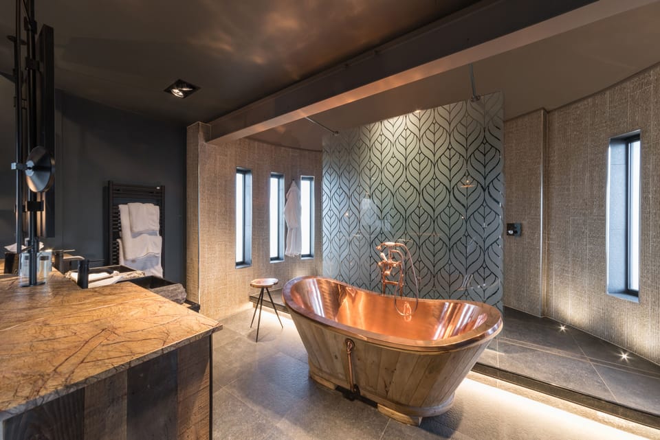 Luxury Tree House | Bathroom | Combined shower/tub, free toiletries, hair dryer, slippers