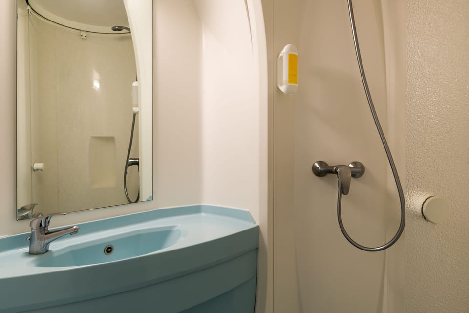 Standard Triple Room | Bathroom | Shower, free toiletries, hair dryer, towels